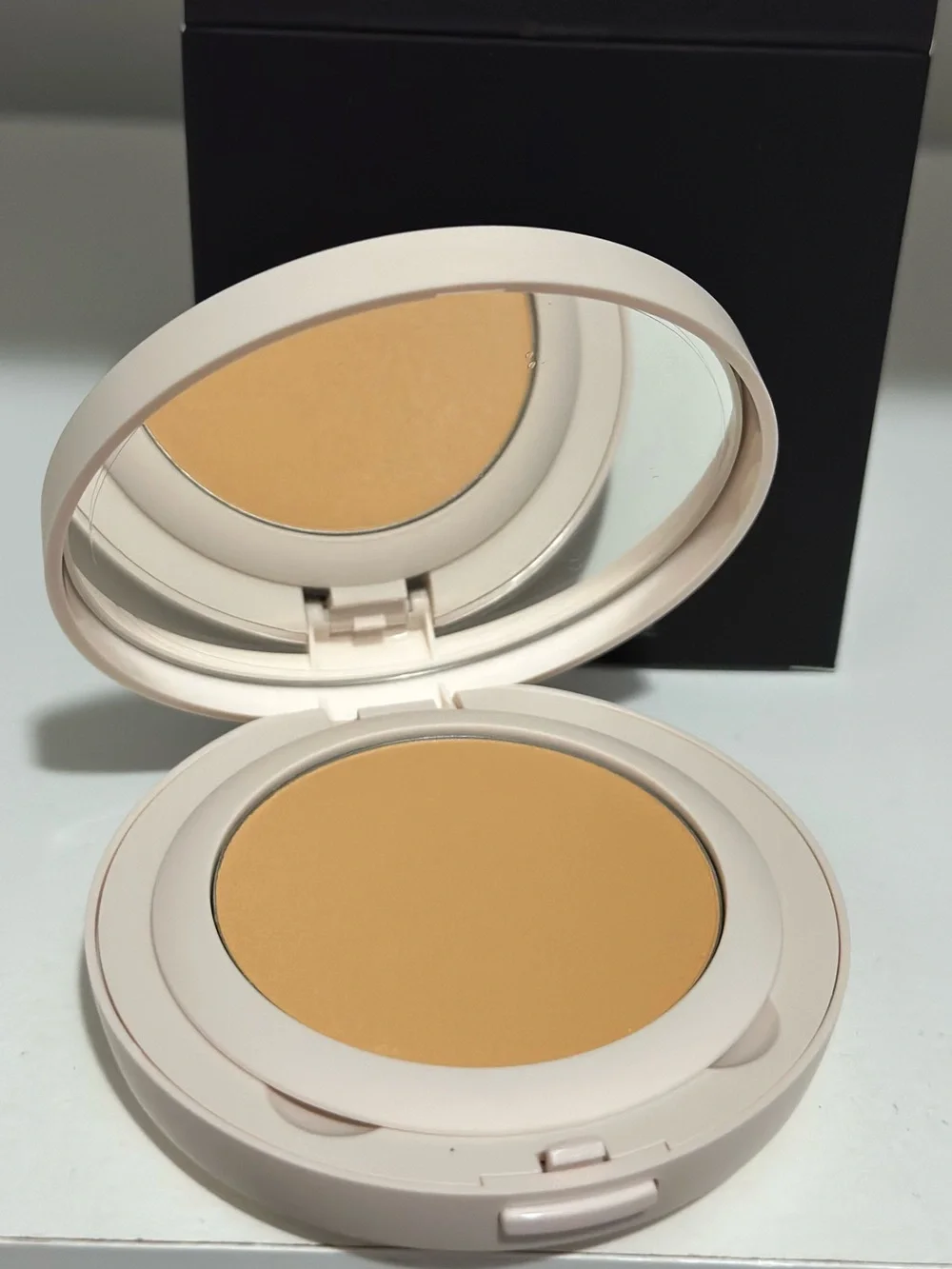 LAURA MERCIER Ultra-Blur Setting Powder — Honey